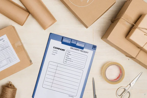 Teslim bilgisi masada karton kutu üzerinde