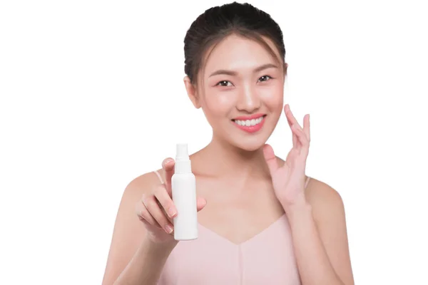 Skönhet-konceptet. Asiatiska pretty woman med perfekt hud håller kosmetiska flaska — Stockfoto