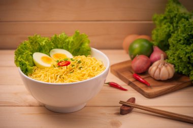 Şehriye kase sebze ve ahşap üzerine haşlanmış yumurta 