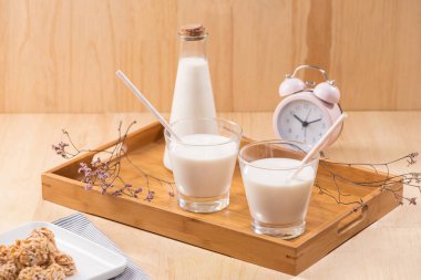 Süt ve süt ürünleri. Bir şişe süt ve süt al ile hizmet