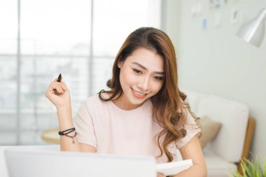 Evde çalışan kadın.