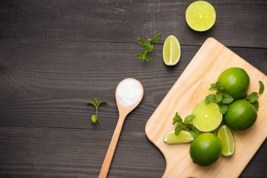 tuz kaşığı ile tablo.