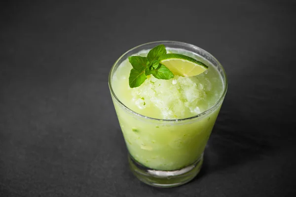 Zumo de cóctel con lima, menta y hielo. Bar accesorios de bebidas en — Foto de Stock