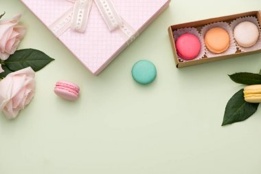 Fransızca macaroons. Çok tatlı macarons kutusunda bou ile kullanılan renkler