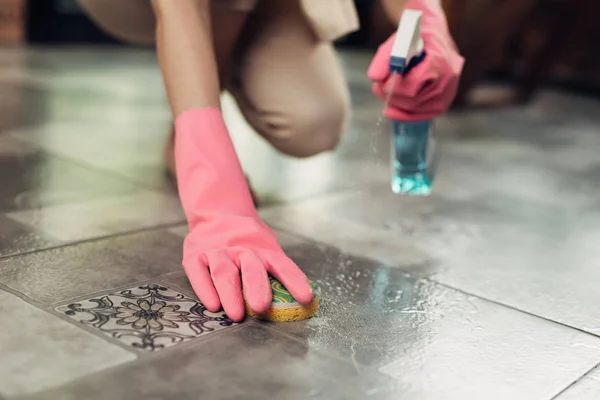Nő takarítás padló — Stock Fotó