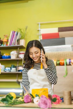 kadın çiçekçi smartphone üzerinde arama