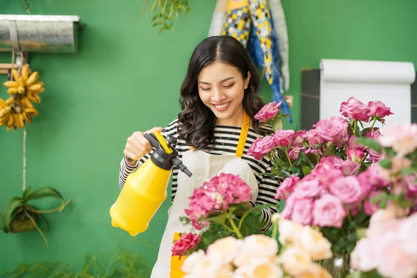 Fiorista che lavora nel negozio di fiori — Foto Stock