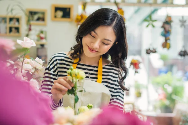 Fiorista con bouquet in negozio — Foto Stock