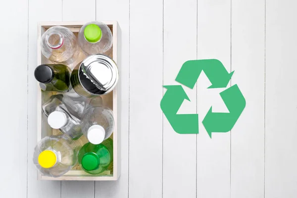 Recycling-Symbol mit Müll — Stockfoto