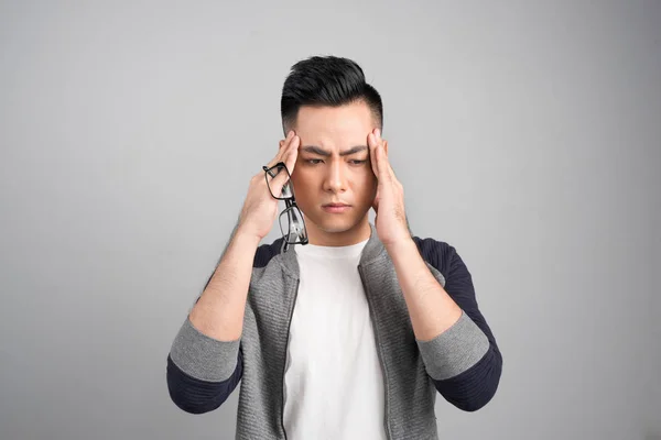 Aziatische man met hoofdpijn — Stockfoto