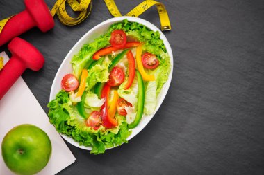 taze salata ile yemek