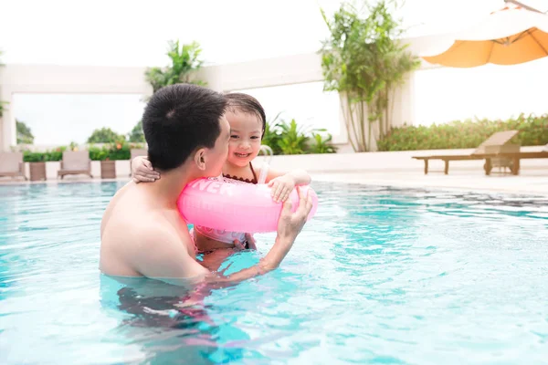 Padre e figlia si divertono in piscina. Vacanze estive e — Foto Stock