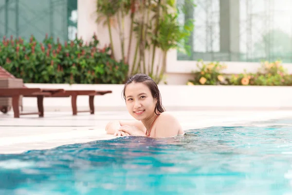在游泳池里微笑的亚洲美女 — 图库照片