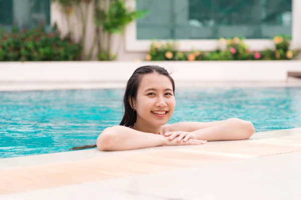 在游泳池里微笑的亚洲美女 — 图库照片
