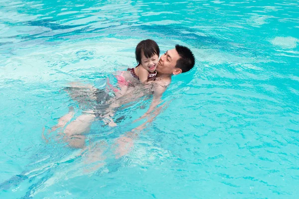 Padre e figlia si divertono in piscina. Vacanze estive e — Foto Stock