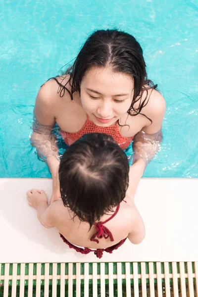 Madre e hija divirtiéndose en la piscina. Vacaciones de verano y —  Fotos de Stock