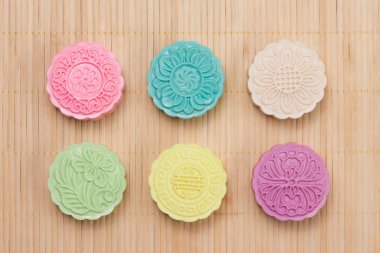 masa ayarı üzerinde mooncakes