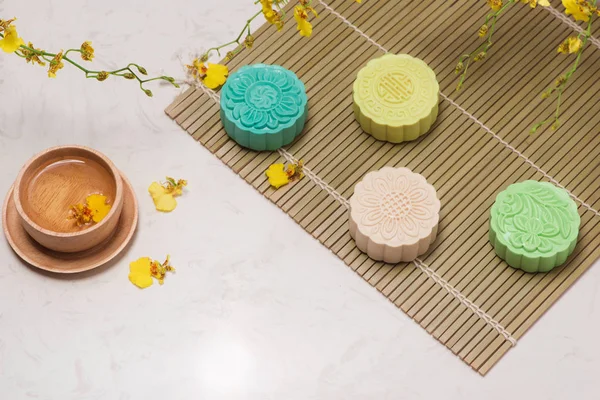 Geleneksel şenlikli mooncakes