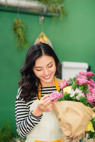 Floristería mujer trabajando en tienda —  Fotos de Stock