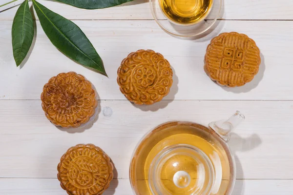 Mooncake and tea, Chinese mid autumn festival food. Angle view f — Stock Photo, Image