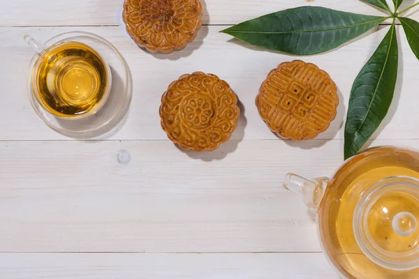 Mooncake ve çay, Çin orta Sonbahar Festivali gıda. Açı görünümü f