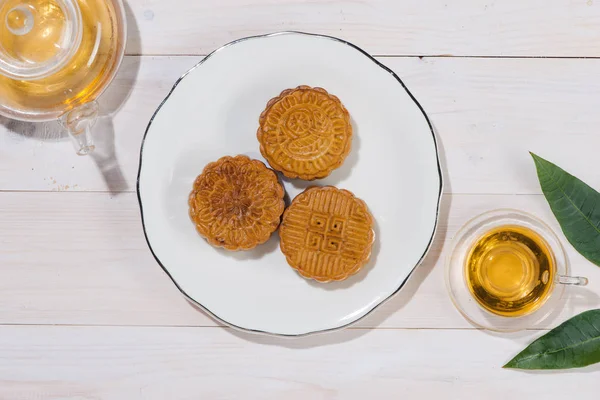 Mooncake ve çay, Çin orta Sonbahar Festivali gıda. Açı görünümü f