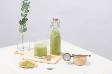 Lezzetli ev yapımı yeşil çay matcha latte