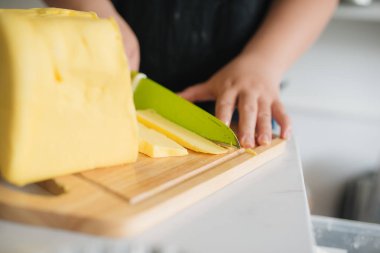 Kadın Şef kesme tereyağı mutfak Resim kırpılmış