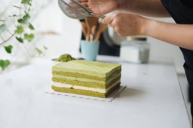 toz cheesecake dökülen eller