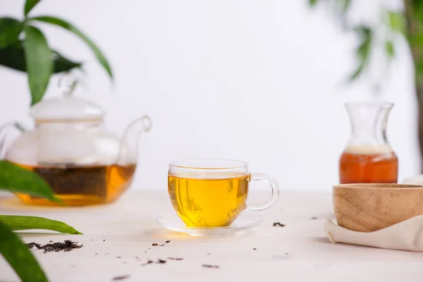 Tazas de té sobre fondo de mesa de madera —  Fotos de Stock