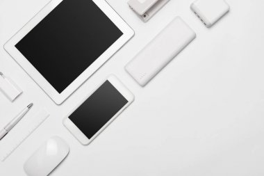 Beyaz iş amaçlı aksesuarları ve dijital dev minimalist bir dizi