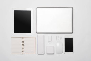 Beyaz iş amaçlı aksesuarları ve dijital dev minimalist bir dizi