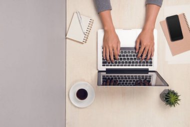 Ofis Masası çalışma ve üstten görünüm, dizüstü bilgisayar kullanarak bir işadamı.