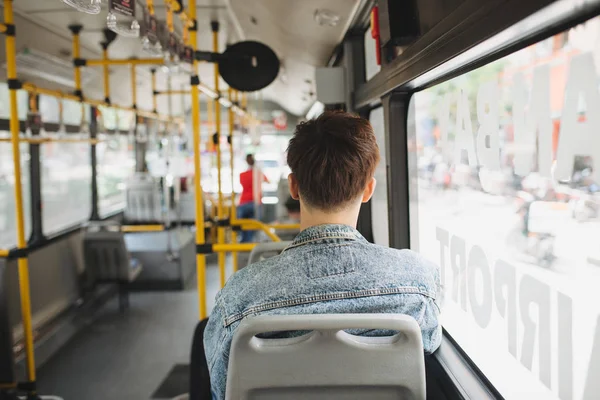 Hombre sentado en autobús de la ciudad — Foto de Stock