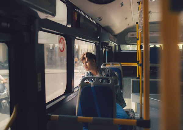Hombre sentado en autobús de la ciudad — Foto de Stock