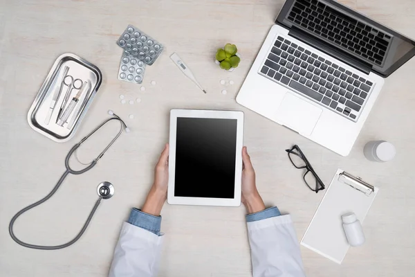 Vue du dessus de la main médecin travaillant sur le bureau . — Photo