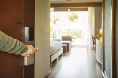 Erkek el otel odasında açılış Close-Up