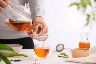 bir çaydanlık bardak çay ahşap bir masaya döktü