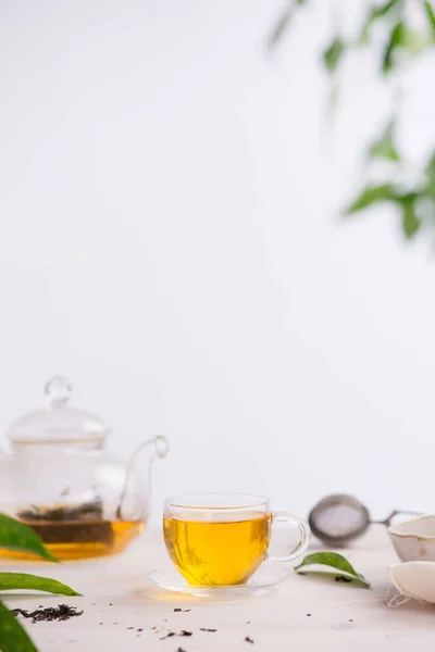 Чашки чая на фоне деревянного стола — стоковое фото