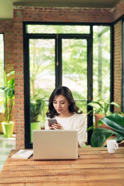 telefon kullanarak çalışan kadın 