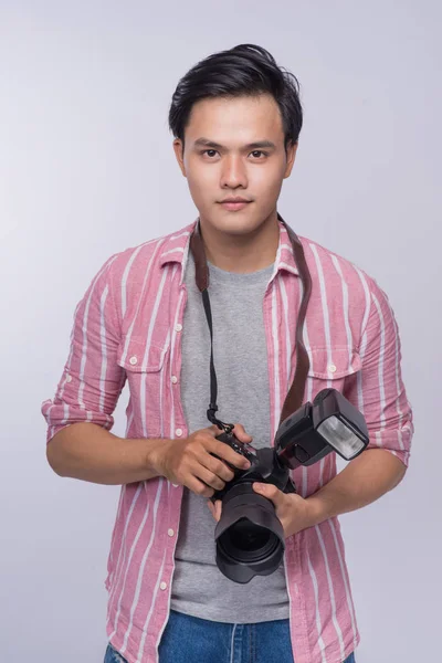 Fotoğrafçı holding dijital kamera — Stok fotoğraf
