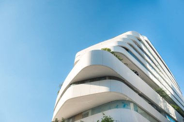 Modern, lüks apartman mavi gökyüzü karşı