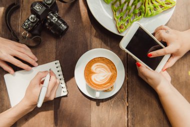 elleri kalem ve smartphone ile