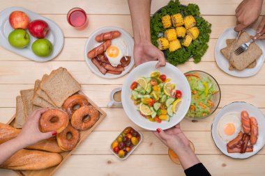 İnsanlar yemek yiyor. 