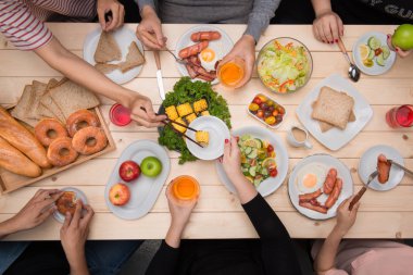 İnsanlar yemek yiyor.