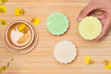 çiçekli mooncakes ve çay Kupası