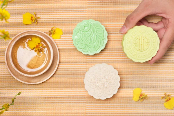 çiçekli mooncakes ve çay Kupası