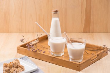 Bir şişe süt ve bardak.