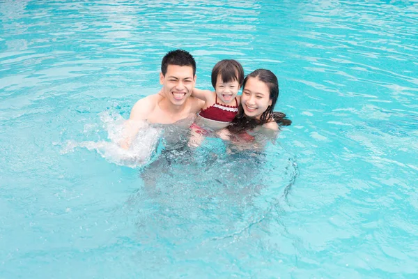 Familia en piscina — Foto de Stock