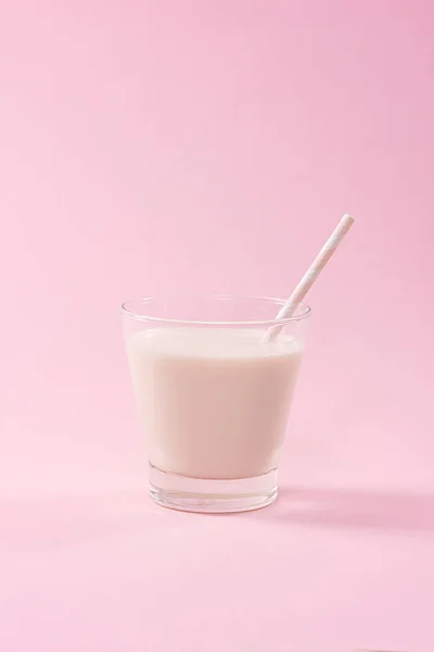 Verre de lait sur fond rose . — Photo